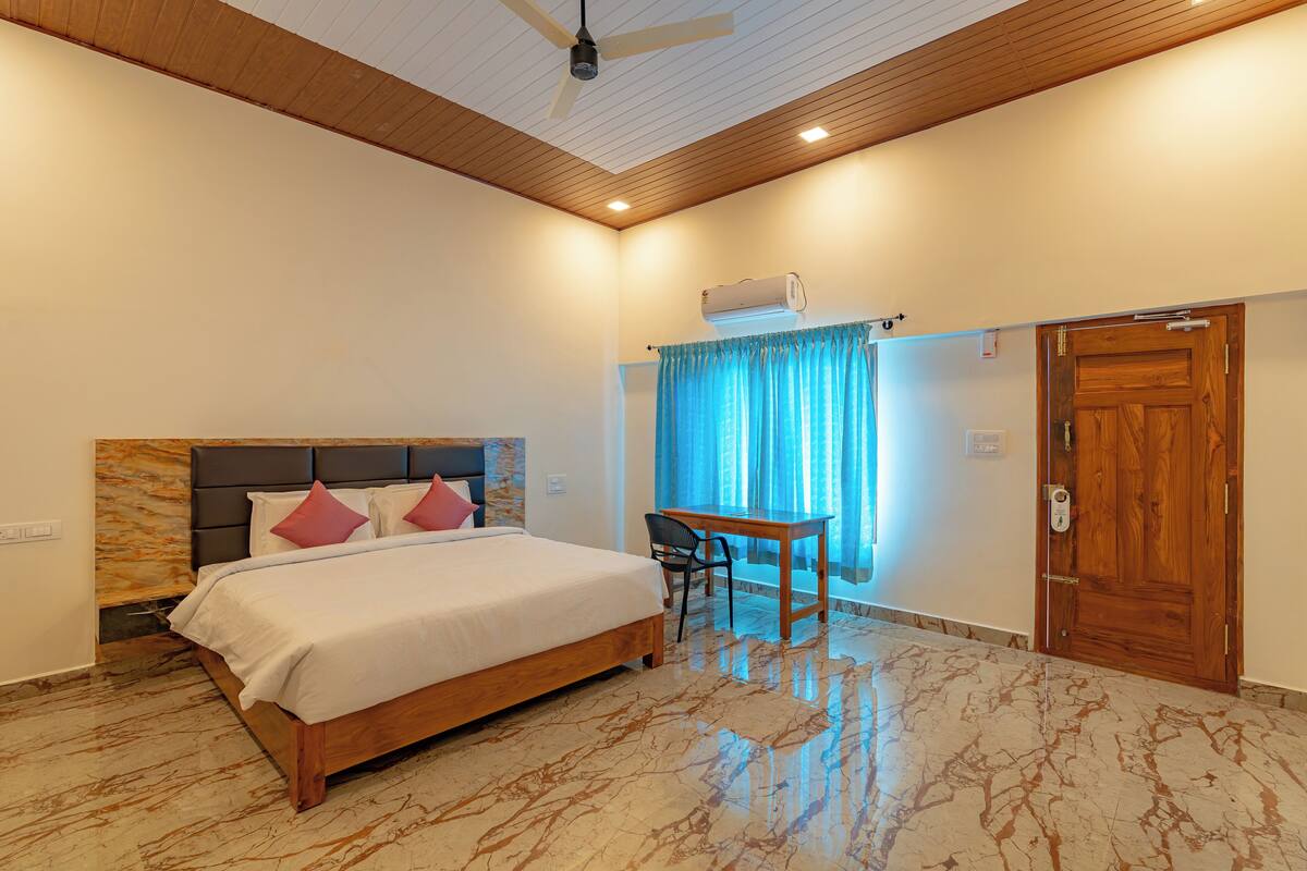 Exclusive Room | 1 bedroom, minibar, desk, laptop workspace