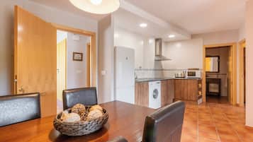 Appartement Panoramique | Cuisine privée | Grand réfrigérateur, micro-ondes, plaque de cuisson, grille-pain