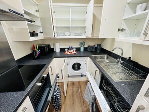 Leilighet, 1 queensize-seng | Eget kjøkken | Kjøleskap, mikrobølgeovn, ovn og kokeplater