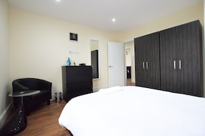Apartment, 1 Queen Bed | 1 bedroom, iron/ironing board, free WiFi, bed sheets - 1-bed Apartment in Ealing, 3 Mins From Station (London)