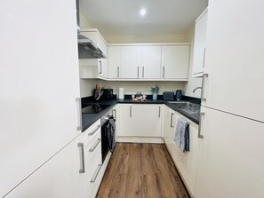 Apartment, 1 Queen Bed | Private kitchen | Fridge, microwave, oven, stovetop - 1-bed Apartment in Ealing, 3 Mins From Station (London)