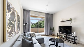 Appartement Deluxe | Coin séjour | TV connectée de 55 pouces avec chaînes par câble
