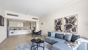 Appartement Deluxe | Coin séjour | TV connectée de 55 pouces avec chaînes par câble
