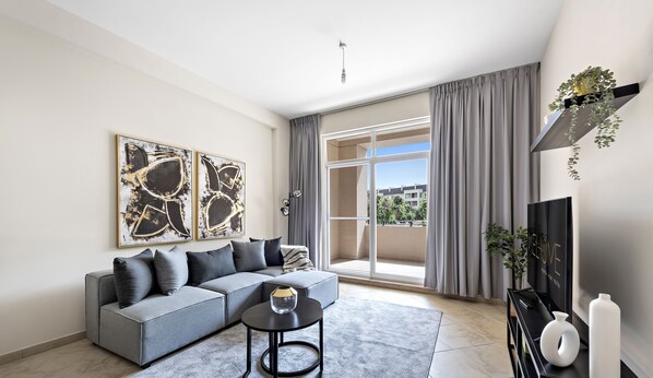 Appartement Deluxe | Coin séjour | TV connectée de 55 pouces avec chaînes par câble