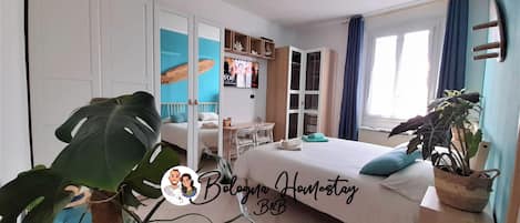 Zimmer, 1 Queen-Bett, Küche | 3 Schlafzimmer, Schreibtisch, laptopgeeigneter Arbeitsplatz