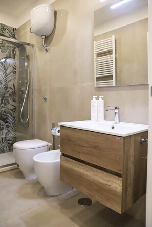 Bathtub, hair dryer, bidet, towels - La Terrazza sul Golfo di Napoli by Wonderful Italy (Napoli)