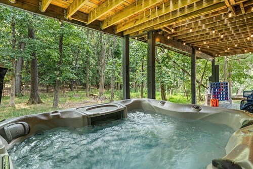 5BR Private Mountain Game Cabin! Hot Tub, Fire Pit
