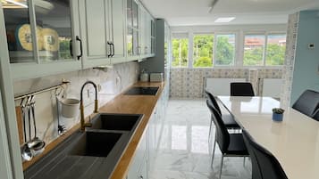 Refrigerador, horno, lavavajillas y tetera eléctrica