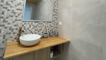 Secadora de cabello, toallas, jabón, papel de baño