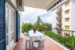 Outdoor dining - Casa Bellis (Sorrento)