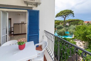 Outdoor dining - Casa Bellis (Sorrento)