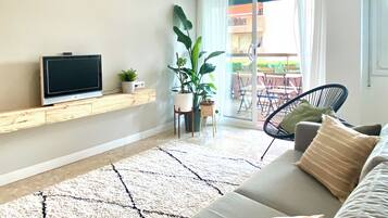 Een smart-tv, boeken en een stereo