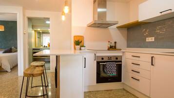 Een koelkast, een magnetron, een oven, een kookplaat