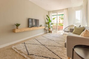 Smart TV, books, stereo