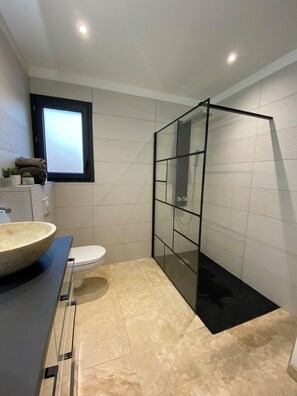 Dusche, Haartrockner, Handtücher, Seife
