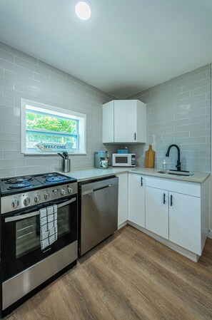 ثلاجة، ميكروويف، فرن، موقد طهي مسطح