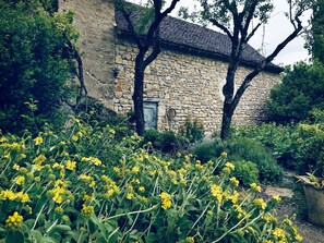 تفاصيل الفندق من الخارج