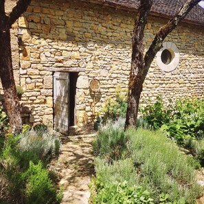 المنشأة من الخارج