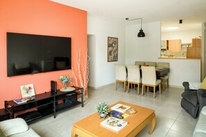 Apartment | Wohnbereich | 65-Zoll-Smart-TV mit Kabelempfang