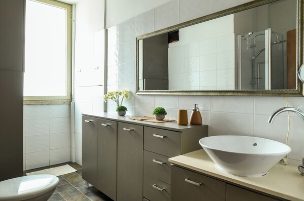 Apartment | Badezimmer | Dusche, kostenlose Toilettenartikel, Haartrockner, Handtücher