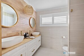 A modern bathroom with two large sinks, a large mirror, and a window with blinds. - Castaway, Cowes beach house (Cowes)