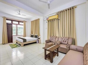 3 bedrooms, pillowtop beds, free WiFi, bed sheets