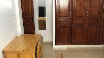 3 slaapkamers, een bureau, wifi, beddengoed