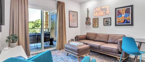 Smart TV, fireplace, books, stereo