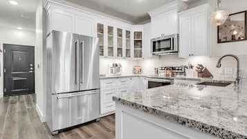 Refrigerador, microondas, horno y parrilla de estufa