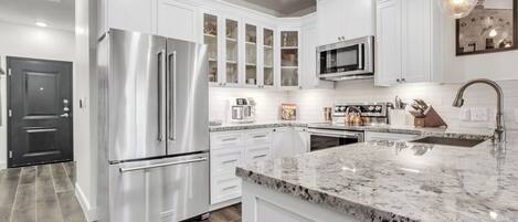 Een koelkast, een microgolfoven, een oven, een kookplaat