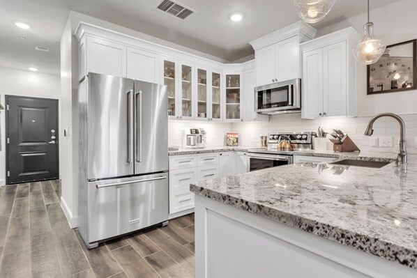 Réfrigérateur, micro-ondes, four, plaque de cuisson