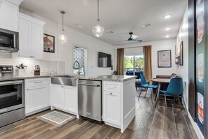 雪櫃、微波爐、焗爐、爐具