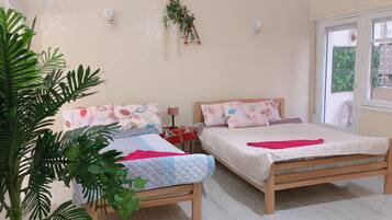 Superior Studio Suite | Laptop workspace, soundproofing, free WiFi