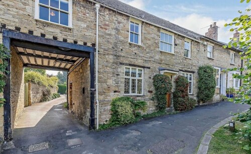 Ostlers - beautiful former Coaching Inn with parking and late Sunday checkout.
