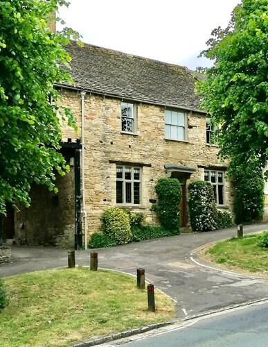 Ostlers - beautiful former Coaching Inn with parking and late Sunday checkout.