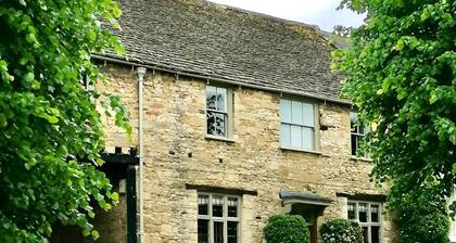 Ostlers - beautiful former Coaching Inn with parking and late Sunday checkout.