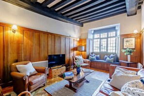 Smart TV, DVD player, books, stereo