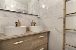 淋浴设施、毛巾、卫生纸