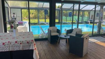 Een verwarmd zwembad