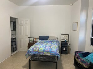 1 chambre, fer et planche Ă repasser, Wi-Fi, draps fournis