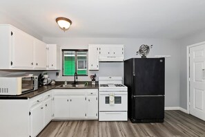 ثلاجة، فرن، موقد طهي مسطح، مستلزمات طهي/أطباق/أوعية