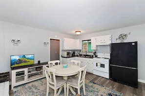 Fridge, oven, stovetop, cookware/dishes/utensils