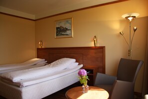 Habitación con 2 camas individuales | Ropa de cama de alta calidad y escritorio 