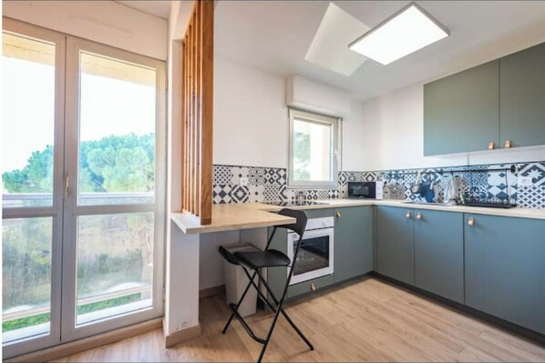 Fridge, microwave, oven, stovetop