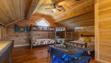 3 bedrooms, in-room safe, free WiFi, bed sheets