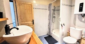 Chuveiro, secador de cabelo, bidê, toalhas de banho