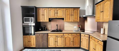 Køleskab, mikrobølgeovn, ovn, kogeplade