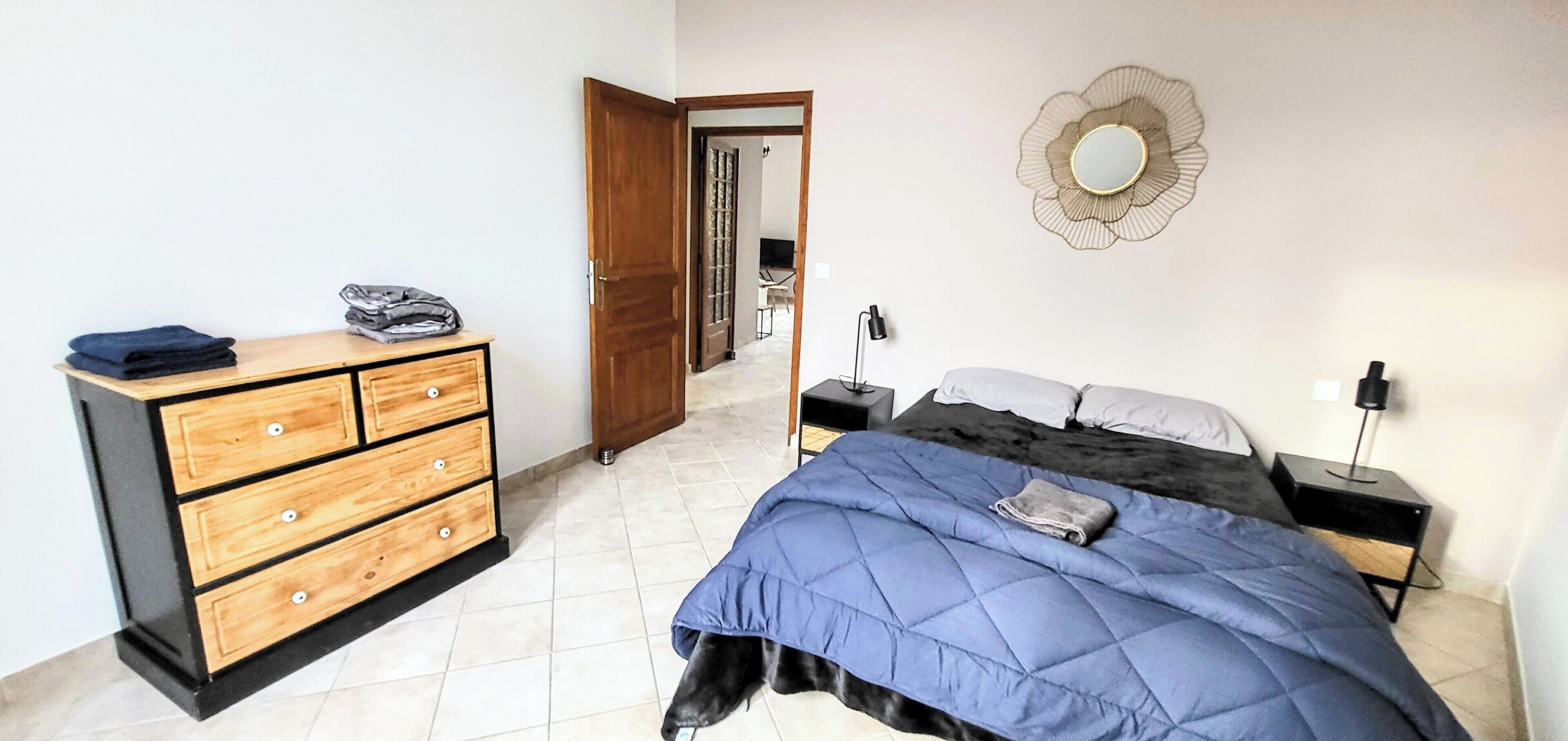 1 chambre, bureau, fer et planche à repasser, Wi-Fi gratuit