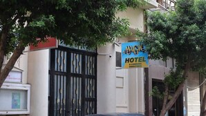 Ein Hotelschild mit der Aufschrift 'Jungle Hotel' und Kontaktinformationen.