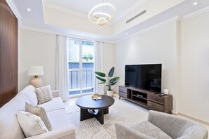 Deluxe-Apartment | Wohnbereich | 65-Zoll-Smart-TV mit Kabelempfang